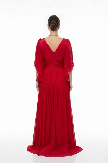 فستان سهرة أحمر بياقة على شكل حرف V ومقاسات كبيرة، مكشكش ومزين بتفاصيل عند الخصر